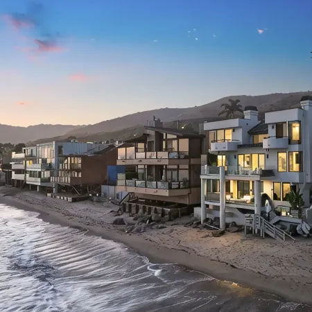 "Unrivaled Luxury at Premier Beachfront Getaway: Private Beach Access"