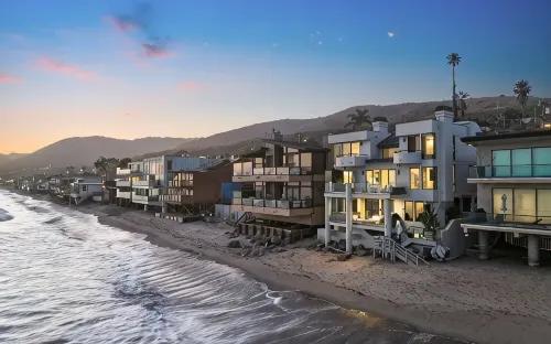 "Unrivaled Luxury at Premier Beachfront Getaway: Private Beach Access" - Bungalows