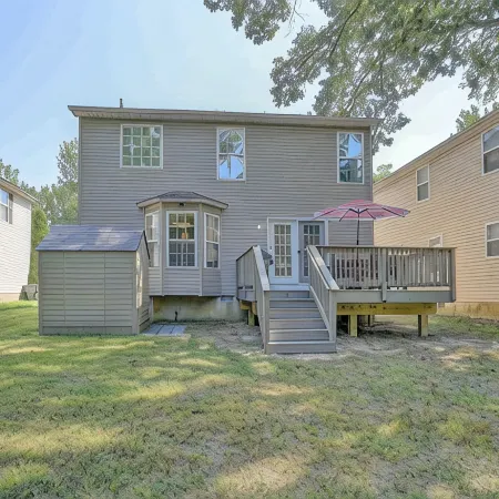 Spacious house, great deck & grill, close to boardwalk, shops, and restaurants.