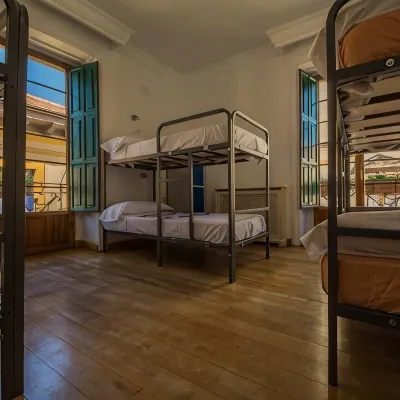 Hostel Covent Garden by Gaiarooms Hotels near Leon City Centre