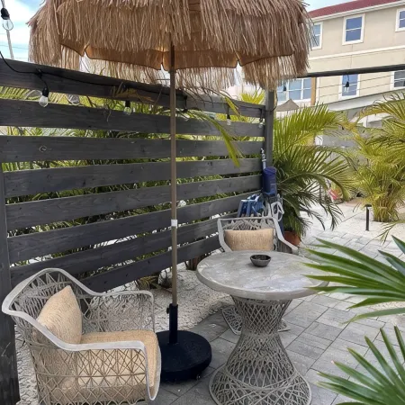 SIESTA KEY, BLUE ROMANTIC DREAM! 100 FEET TO THE  BEACH!