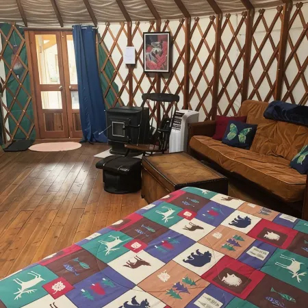 GLAMPING YURT. Sleeps 4, HOT TUB, Pellet Stove