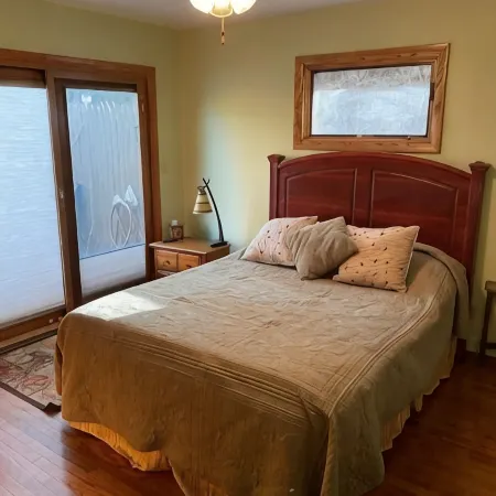 Cozy 3-bed lakefront home with deck & fireplace
