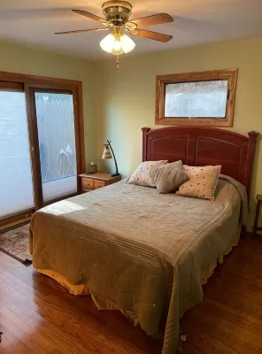 Cozy 3-bed lakefront home with deck & fireplace - Wifi