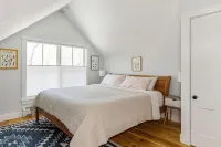 4-minutes to Sugarbush, steps to Warren Village!