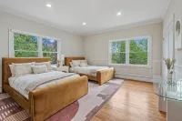 The President MansionLuxurious Family Retreat - 1.5 Miles to Beach