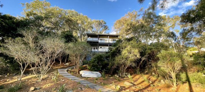 Absolute lake front - lie in bed & listen to the fish jump! Hotels in Forster