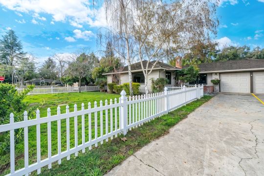 Spacious & Classy 4BR Los Gatos Villa: Jetted Tub & Foozball