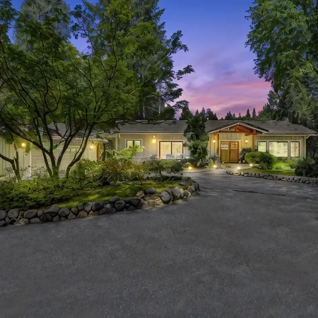 Lux, creekfront 8-acre retreat with hot tub