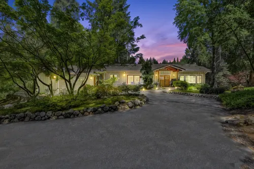 Lux, creekfront 8-acre retreat with hot tub - Boutique