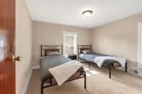 NEWLY REMODLED 3BD Home Walk To ProMedica Hospital - 2-Star