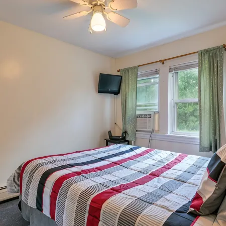 Clean&Cozy 1BR Apt5 w/Full Kitchen & Bathroom