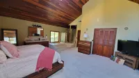 Private house close to Sequoia National Park with pool and private river access
