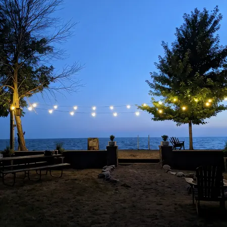 CJs Lakehouse is 1km to Point Pelee. Huge yard, firepit, pets welcome!
