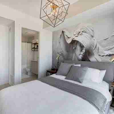 Next to Bmo/saddledome Downtown Calgary 2 bedroom Penthouse style condo sleep 6 Rooms