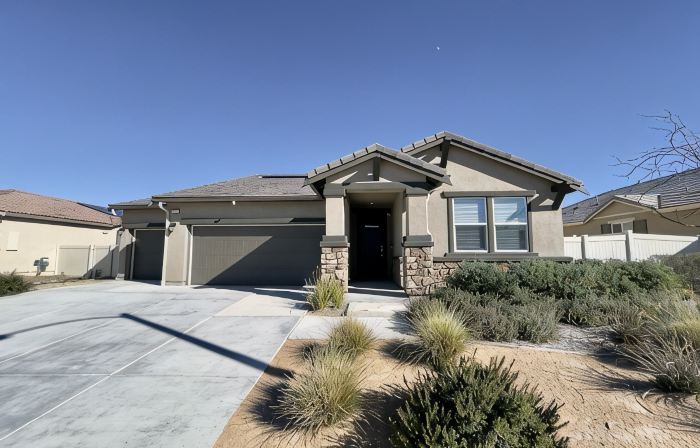 Former Model Home, 3 Car Garage, Gym, Sleep 14