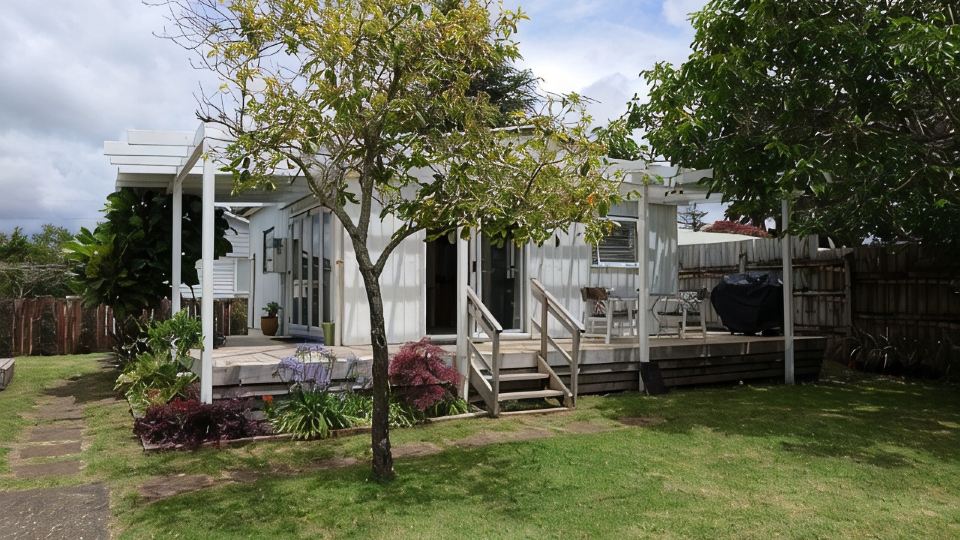 Quiet little batch just 5min walk from shops