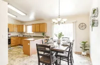 Charming 3-bedroom house in Twin Falls with King beds, BBQ grill - 3-نجوم