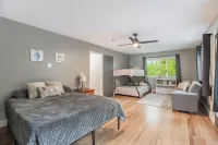 Big Red! Modern clubhouse with Hot Tub! Walking distance to Castle - 4 bedrooms - Boutique