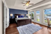 Waterfont LBJ Escape - Dock, Hot Tub & Sleeps 13 - 부티크