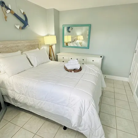 Summer Winds, First Floor Poolside, Oceanfront 3br. 2.5ba. Sleeps 9 Linens incl.