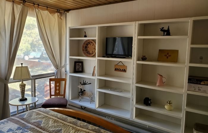 Tiny, Quiet, 2nd-Story, Private Condo with No TV