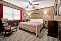 Historic Main St Wooded Bluff & Large Private Deck Luxury Lodging for Up to 6 - 4-Star