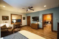 BEAR'S DEN  - Spacious mountain home on river game room & fire pit in Burlingame - 자쿠지