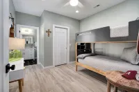 Private Heated Pool, Fishing Pond, Zip Line. Private 10 Acre Getaway! - balcony