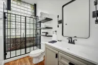 A Cleveland Modern and Historic Apartment - Condos