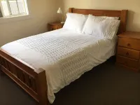 Entire House 3 bedrooms, 5 minute walk to town centre and 1 minute to beach