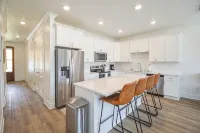 New  3BR/3.5BA condo 1.2 miles from MSU and 1.9 miles from the Cotton District! - WiFi