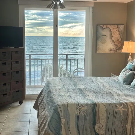Book Your Vacation in This Beautiful Unit! New Livingrm and Prem. King Mattress