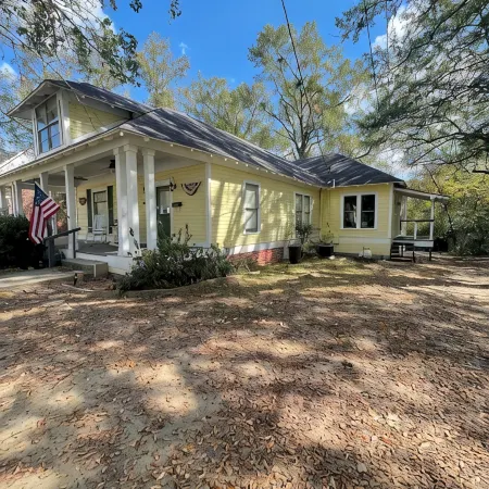 Historic 1-bedroom house with WiFi, washer and dryer.  Short walk to town.