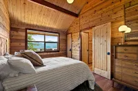 Luxury Waterfront Cabin on Lake Pend Oreille with Game Room - Fully Remodeled! - Hytter