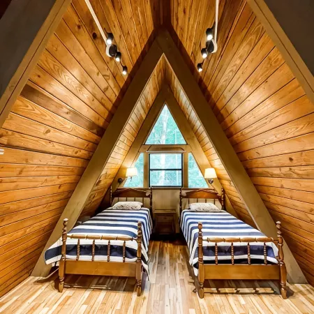 - NEWLY RENOVATED - cabin in gated, mountain community ~ sleeps 6 ~ wifi