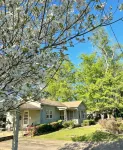 Centrally located, cozy, cottage style home in Paris, Arkansas. - Wifi