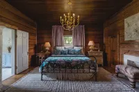 Original Farmhouse est <1920, Professionally Designed, Charm & Comfort in mind! - 4-Star