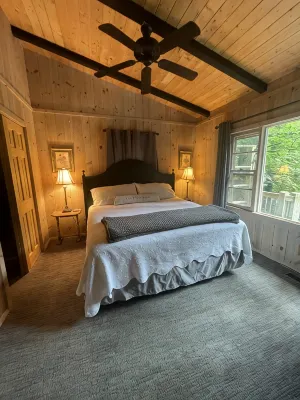 Walk to Waterfalls!  Cozy All Seasons Highlands Cabin 6 min to Town - Gym