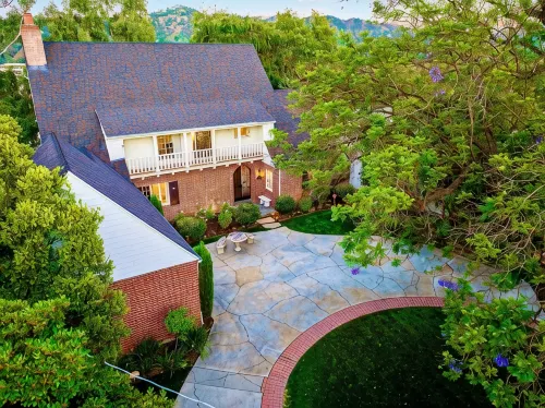 5-Min Walk to Rose Bowl - Luxe Estate! - balcony