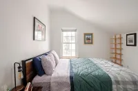 Historic Charm Meets Modern Comfort in Downtown Burlington - Huoneistot