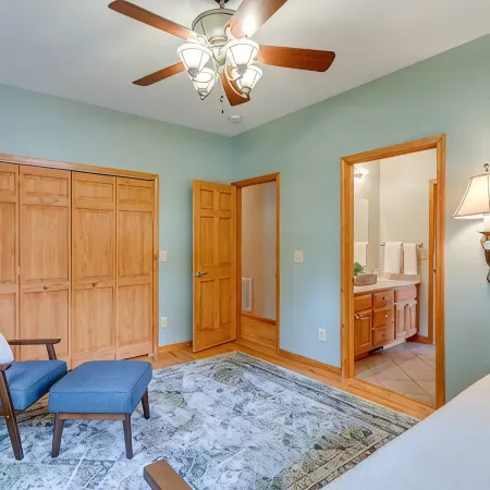 Modern Home in the Heart of Murphy, Hi-Tech Massage Chair, Jetted Tub, KING Bd! Hotels in Murphy