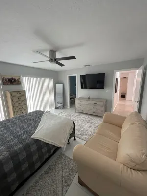 beautiful home on a 3 acre lake with security - Wifi