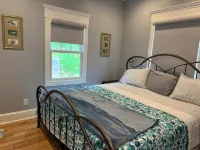 Recently updated Park Street Cottage with garage in Downtown Greeneville, TN. - Wifi