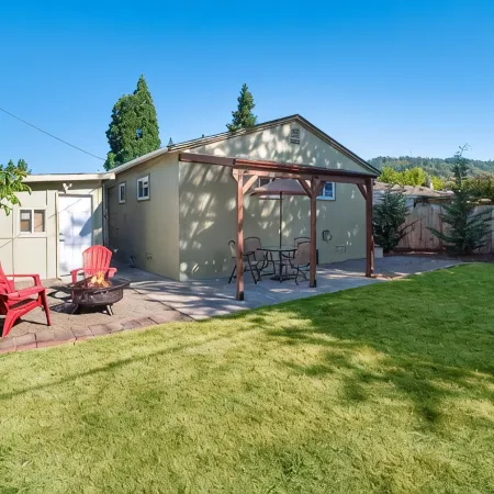 Modern Bliss: Chic Retreat w/ Stylish Amenities, Ideal for Vacation & Family Fun