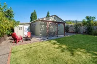 Modern Bliss: Chic Retreat w/ Stylish Amenities, Ideal for Vacation & Family Fun - Wi-Fi