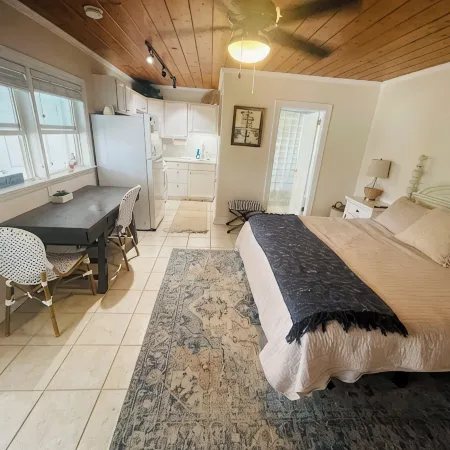 1BR beach getaway: pool, pier, sunset views. Full amenities. Near beach access.