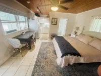 1BR beach getaway: pool, pier, sunset views. Full amenities. Near beach access. - 3-Star