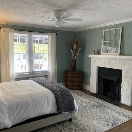Cozy Cottage on Canton Street just steps away from nightlife, shopping and parks