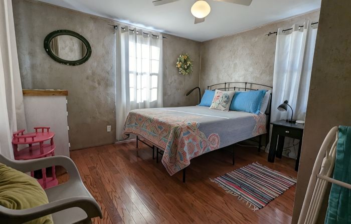 Great house for making memories! Two living areas, bar, and pool table